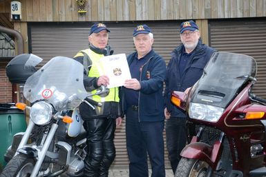 Werner Stöwer (M.) ernennt Hans Borbe (l.) offiziell zum Kreisbeauftragten der Flaming Stars. KBM Bernd Affeldt fährt ebenfalls mit.