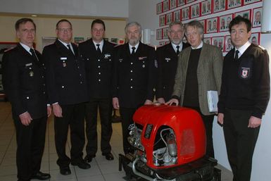 Der Bundestagsabgeordnete Dr. Ernst Dieter Rossmann (SPD) in der KFZ, Info zum Zugunglück in Tornesch