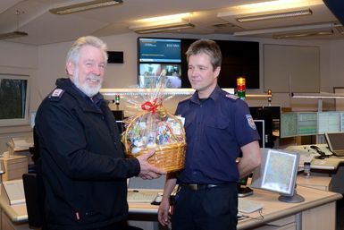 Bernd Affeldt (links) überreicht den Präsentkorb Matthias Hofmann.