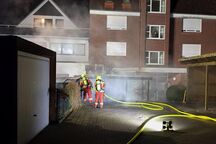 In Uetersen löscht die Feuerwehr an der Schmiedestraße ein Carport und verhindert ein Übergreifen auf das angrenzende Wohnhaus. Foto: Fuchs