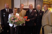 v.l.n.r. GWF Jürgen Timm, Claus Meyer mit Gemahlin, KBM Bernd Affeldt, stv. Kreiswehrführer Heinz-Joachim Glißmann, und Bürgermeister Joachim Diercks.