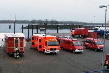 Aufstellung der TEL im Tonnenhafen. Fotos: Klaus Plath/Uetersener Nachrichten