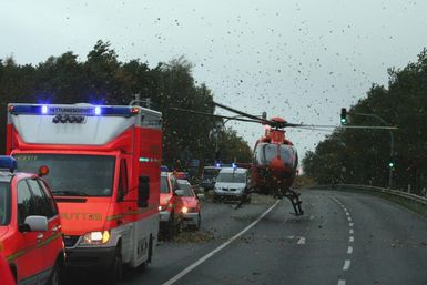 Der Rettungshubschrauber startet in Richtung UKE. Fotos: H. Pannen/KFV Pinneberg