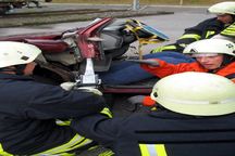 Rene Chandony von der FF Elmshorn (orange Jacke) erklärt den Umgang mit Schere und Spreizer. Foto: Kudenholdt