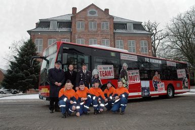 Kreiswehrführer Bernd Affeldt, PVG-Pressesprecher Kay Goetze und Kreisjugendfeuerwehrwart Lorenz Groth (hinten, v. l.) mit einigen Mitgliedern der JF Pinneberg vor dem neuen Bus.