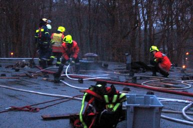 Einsatz auf dem Dach. Foto: Kudenholdt