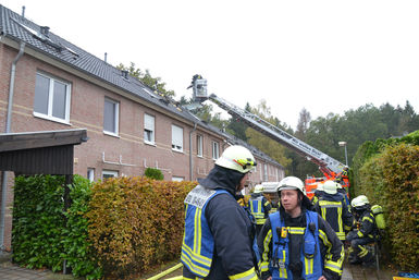 Brandbekämpfung über die Drehleiter. Foto: M. Bunk