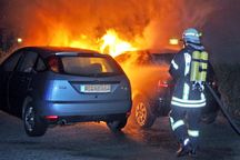 Am Zepplinplatz brennen zwei nebeneinander geparkte Pkw. Fotos: Wolfgang Hergesell, FF Elmshorn