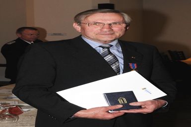 Der ehemalige Bilsener Bürgermeister Rainer Ute Harms erhielt die Deutsche Feuerwehr-Ehrenmedaille.