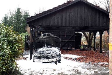 Der ausgebrannte Carport, der direkt an ein ehemaliges Bauernhaus grenzt. Fotos: FF Borstel-Hohenraden