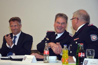 Frank Homrich lacht bei der Bekanntgabe des Wahlergebnisses. Links: Landrat Oliver Stolz, rechts: KFV-Beisitzer Jens-Peter Saathoff.