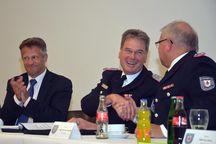 Frank Homrich lacht bei der Bekanntgabe des Wahlergebnisses. Links: Landrat Oliver Stolz, rechts: KFV-Beisitzer Jens-Peter Saathoff.