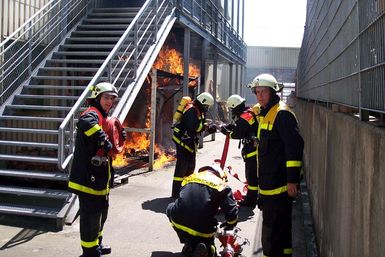 Beginn der Löscharbeiten. Der erste Trupp bereitet ein C-Rohr vor. Fotos: FF Halstenbek