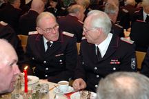 Erich Steenfatt (l., FF Klein Offenseth-Sparrieshoop) im Gespräch mit Bernhard Tietjen (FF Bokholt-Hanredder)