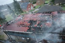 Blick aus dem Korb der DLK auf das ausgebrannte Dachgeschoss. Foto: Stemmer