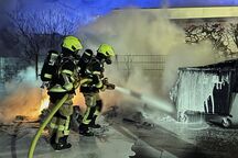 In Pinneberg löscht die Feuerwehr einen Papiercontainer. Foto: Glindmeyer