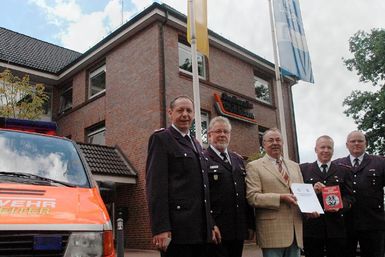 von links nach rechts: Wido Schön (Pressesprecher FFQ), Bernd Affeldt (Kreiswehrführer PI), Uwe Timm (Geschäftsführer STWQ), Christof Fehrs (Wehrführer FFQ), Daniel Dähn (Stellvertretender Wehrführer FFQ).  Foto: Bunk