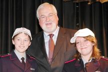 Timo Jabs (l.) und Johanna Dreeßen von der JF Pinneberg mit Ministerpräsident Peter Harry Carstensen