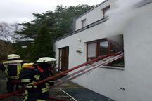 Brandbekämpfung durch das Küchenfenster. Foto: FF Schenefeld