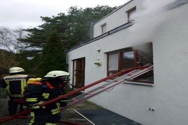 Brandbekämpfung durch das Küchenfenster. Foto: FF Schenefeld