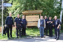 An der Freundschaftsallee in Selenogradsk: Jens Hingler (von links), Gerd Schlüter, Bernd Affeldt, Gerd Kascha, Ernst-Niko Koberg, Maike Bahlke und Jürgen Geschwandtner.