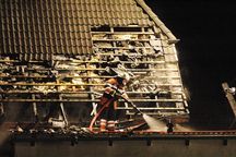 Der Dachstuhl des Einfamilienhauses an der Plinkstraße wurde beschädigt (oberes Foto). Eine halbe Stunde später brannte das Carport an der Schooltwiete.