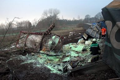 Rund um den umgestürzten Kesselwagen wurde Chemikalienbinder aufgebracht.