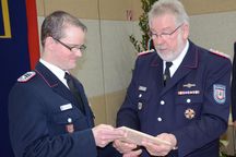 KBM Bernd Affeldt zeichnet Erich Arndt mit dem Schleswig-Holsteinischen Feuerwehr-Ehrenkreuz in Silber aus.