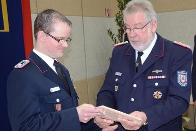 KBM Bernd Affeldt zeichnet Erich Arndt mit dem Schleswig-Holsteinischen Feuerwehr-Ehrenkreuz in Silber aus.