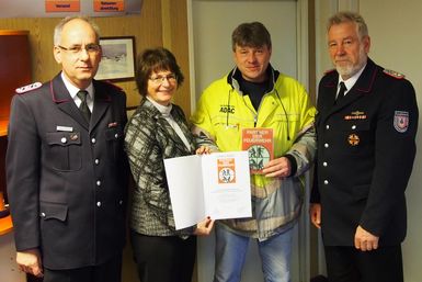 von links: Pinnebergs Wehrführer Claus Köster, Hagen Hamm, Pinnebergs Bürgermeisterin Urte Steinberg und Kreiswehrführer Bernd Affeldt.