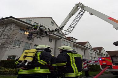 PA-Träger in Bereitstellung unterhalb der Brandwohnung.