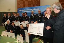 Kreisjugendfeuerwehrwart Ernst-Niko Koberg bei der Scheckübergabe / Foto: Holger Bauer (LFV-SH)