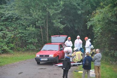 Eine Person wurde beim Verkehrsunfall unter dem Vorderreifen eingeklemmt.