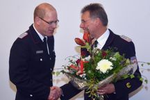 Der in der Wahl unterlegene Lars Breckwoldt (links) gratuliert Frank Homrich.