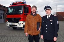 Rainer Röpcke (l.) übergibt das WLF an den stellvertretenden Kreiswehrführer Heinz-Joachim Glißmann