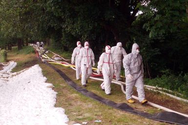 Die Einsatzkräfte tragen wegen des Eichenprozessionspinners Einmalschutzanzüge.