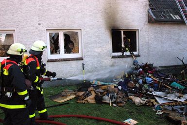 Nachlöscharbeiten. Foto: Burkhard Fuchs/Pinneberger Zeitung