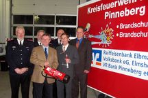 vorne v. links: Uwe Brandt, Christian Scheinert, Egon Niebuhr und Sönke Hahn; hinten von links: Bernd Affeldt (Kreiswehrführer) und Gerhard Duwe