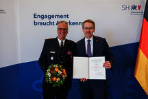 Frank Homrich (links) erhielt die Auszeichnung aus den Händen von Ministerpräsident Daniel Günther. Foto: Frank Peter