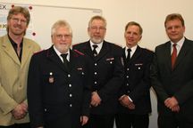 v.l. Rainer Röpcke (Kreis Pinneberg), Wilfried Schultz (Zugführer ABC-Dienst), Kreiswehrführer Bernd Affeldt, Hans Borbe (KFV-Vorstand) und Uwe Koltzau (Kreis Pinneberg).