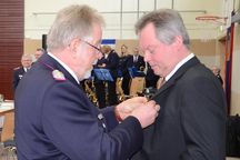 Bernd Affeldt überreicht Jürgen Tober die Deutsche Feuerwehr-Ehrenmedaille. Fotos: Bunk