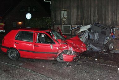 Das abgetrennte Heck des Opels schleuderte in eine Scheune, davor der Golf. Feuerwehrkräfte bemühen sich um Fahrer und Beifahrer. Fotos: mopics