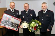 Rainer Lange (M.) erhält seine Abschiedsgeschenke von Oliver Wittenburg (l.) und Wilfried Schultz.