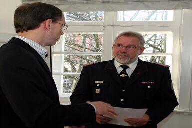 Landrat Dr. Wolfgang Grimme (l.) überreicht Bernd Affeldt die Ernennungsurkunde zum Kreiswehrführer. Foto: H. Kudenholdt