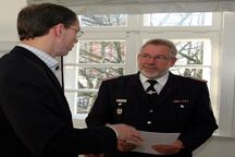 Landrat Dr. Wolfgang Grimme (l.) überreicht Bernd Affeldt die Ernennungsurkunde zum Kreiswehrführer. Foto: H. Kudenholdt