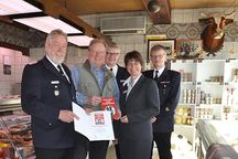 Kreiswehrführer Bernd Affeldt (von links), Peter Raabe, Uwe Kuhlmann, Urte Steinberg und Kai Halle. Foto: H. Pannen