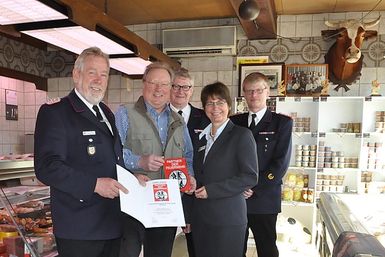 Kreiswehrführer Bernd Affeldt (von links), Peter Raabe, Uwe Kuhlmann, Urte Steinberg und Kai Halle. Foto: H. Pannen