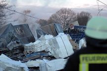 Ein Feuerwehrmann beobachet die Einsatzstelle.