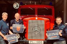 Wehrführerin Britta Stender, Uwe Andresen und Morten Planer vom Förderverein wollen das historischen Löschfahrzeug retten. Foto: FF Elmshorn
