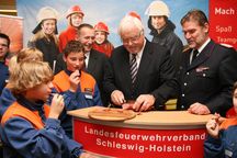 Ministerpräsident Peter Harry Carstensen und Landesbrandmeister Detlef Radtke eröffnen die Aktionswoche. Foto: Bauer/LFV